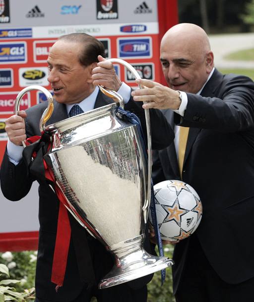 Luglio 2007. Il presidente Silvio Berlusconi e il vicepresidente Adriano Galliani con la Coppa dei Campioni. (Ap)